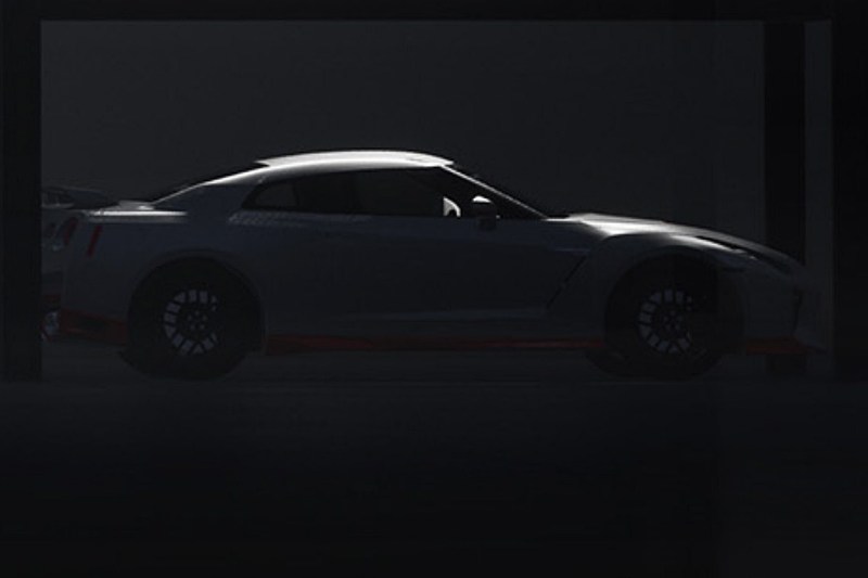 微妙にシルエットが隠された現行モデルに寄ってみた