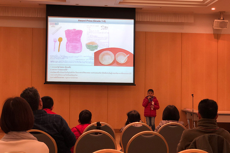 タイと日本、それぞれの子供たちの自己紹介では、自身が「子どもアイディアコンテスト」で受賞した作品と、将来の夢を披露。タイの小学6年生・ナティくんの作品は、世界でプラスチックゴミが増えて環境汚染しているのを懸念し、ゴミを減らすための「食べられる食器」。絵もとっても上手ですよね。将来の夢は英語の先生で、「自分の教えた子が世界中の人とコミュニケーションできたらいいな」と笑顔で発表してくれました