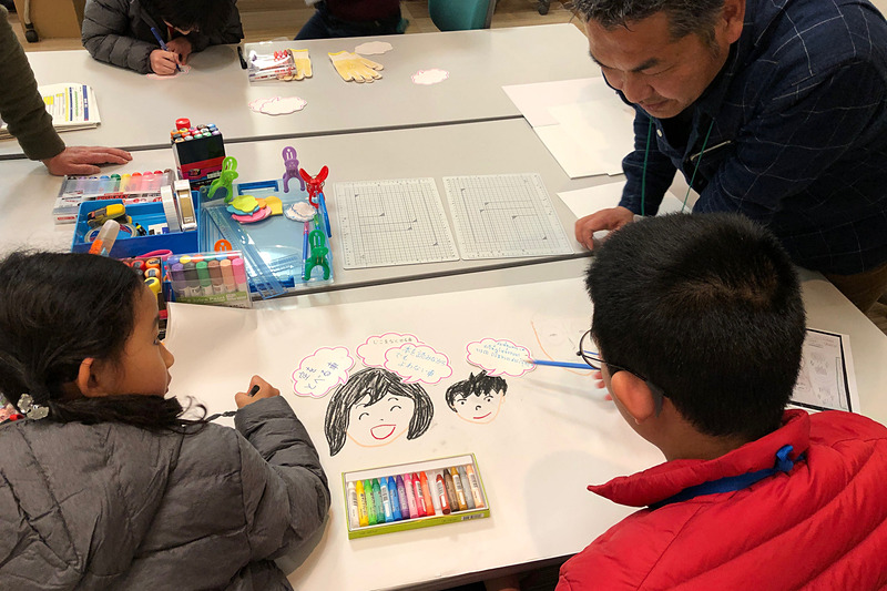 石堂先生がファシリテーターを務めたグループでは、子供たちの似顔絵に次々と意見を貼っていき、気持ちを1つにしていくというのが最初のステップ。タイ語と日本語でいろんな想いが出ています