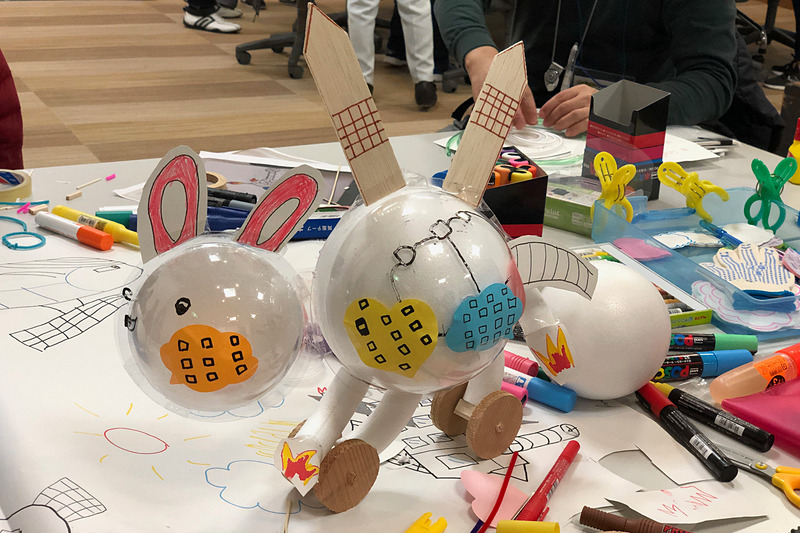 タイの小学4年生・アースくんと、日本の小学1年生・南友乃ちゃんが共同で作り上げたのは、こんなに可愛いウサギの乗り物。室内は病院のようになっていて、移動して患者さんを助けられるんだそうです。これをたった3時間でゼロから作り上げた“夢のパワー”、本当に素晴らしいです！