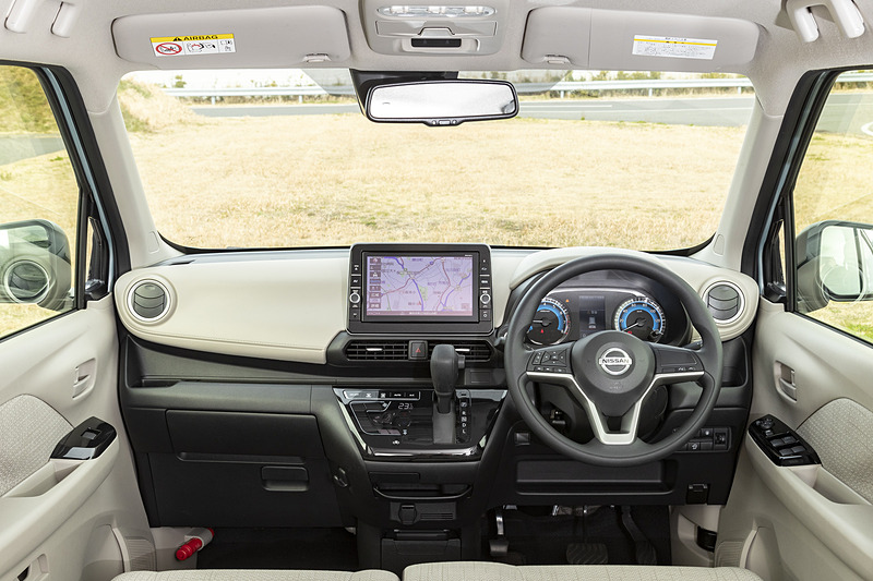 インパネはメイン部をアイボリーとすることでワイド感を強調