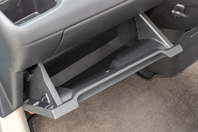 スライドボックスの下にはグローブボックスも用意