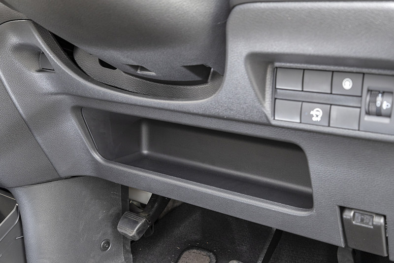 ステアリングコラム下側にも収納がある