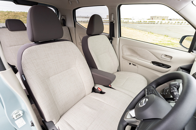 フロントシートは上級セダン「ティアナ」などに採用されている「ゼログラビティシート」を採用して疲労を軽減。中央にはアームレストを装備