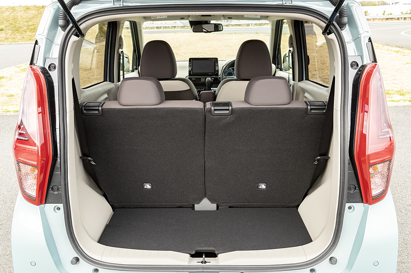 リアシートを最後部までスライドさせた状態のラゲッジスペース