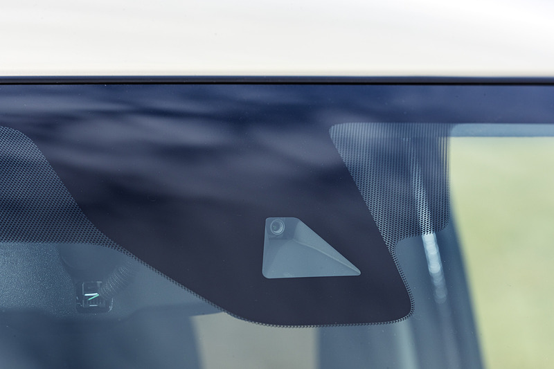 フロントウィンドウ上部に単眼カメラを装備