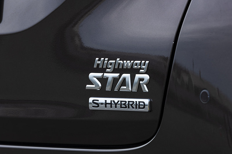 ハイウェイスターとともにS-HYBRIDのバッヂが付く