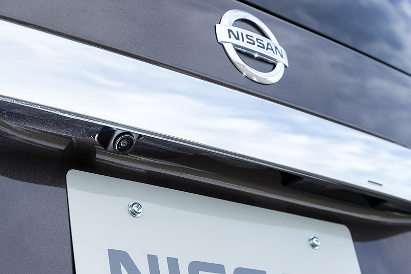 バックドアのカメラ。オープナーは右側にオフセットしている