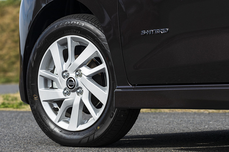 タイヤサイズは155/65 R14