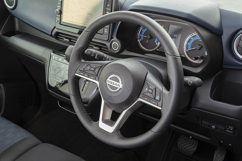 ステアリングは本革巻タイプ