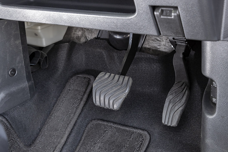 パーキングブレーキ用のペダルがなくなり足下がスッキリ