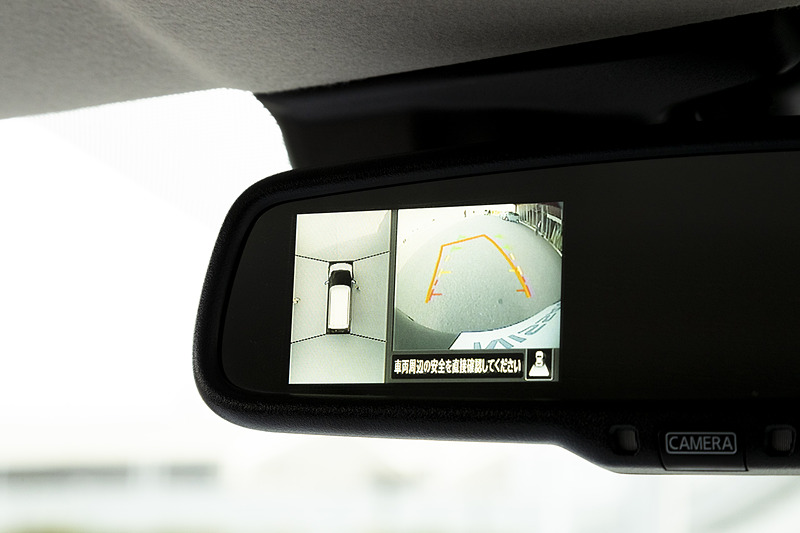 インテリジェントアラウンドビューモニターをグレード別設定。ディスプレイ付自動防眩式ミラーやオプションのナビゲーションに表示可能