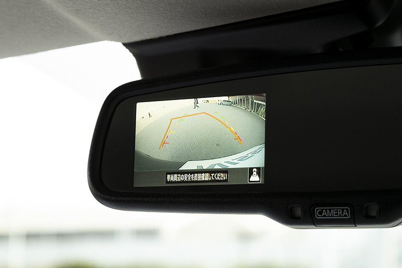 インテリジェントアラウンドビューモニターをグレード別設定。ディスプレイ付自動防眩式ミラーやオプションのナビゲーションに表示可能