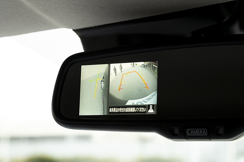 インテリジェントアラウンドビューモニターをグレード別設定。ディスプレイ付自動防眩式ミラーやオプションのナビゲーションに表示可能