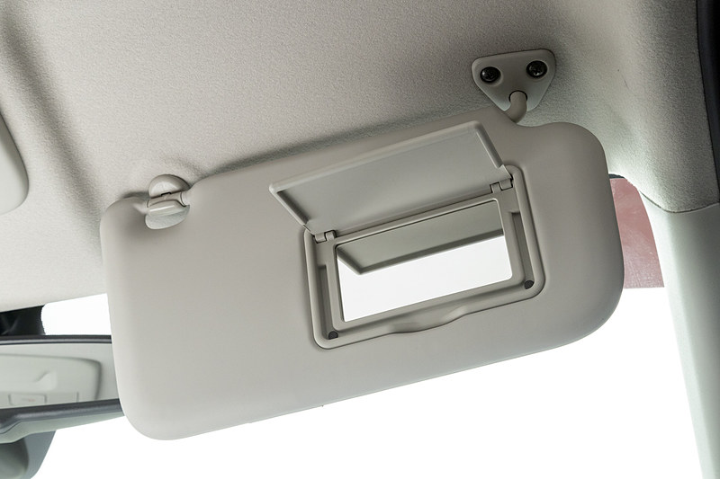 サンバイザー裏にはバニティミラーを装備