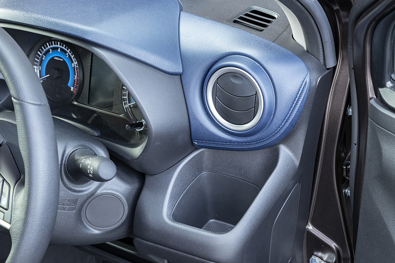 運転席側はエアコン吹き出し口前にカップホルダーを装備