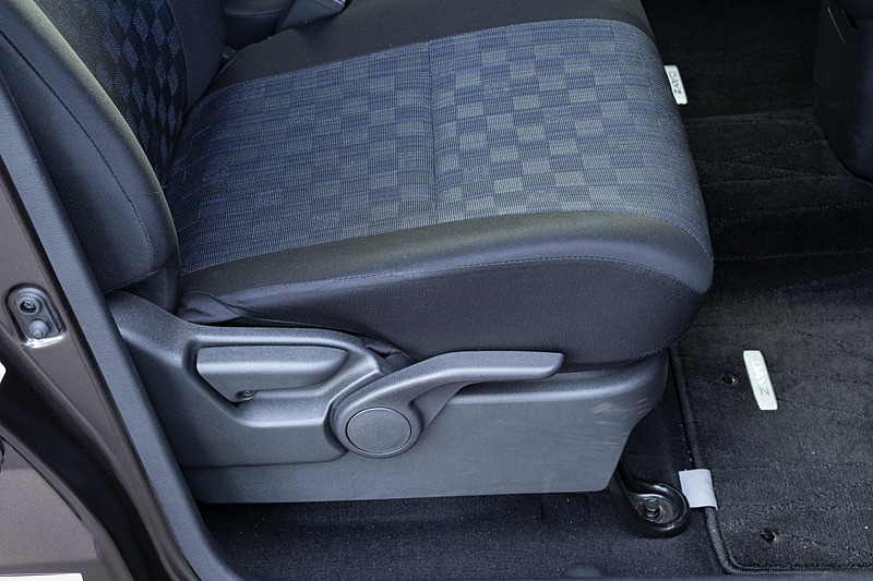 シート横にはリクライニングとリフターのレバーを装備