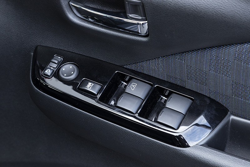 パワーウィンドウは運転席のみオート機能を装備