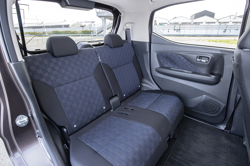 リアシートを最後部にスライドした状態