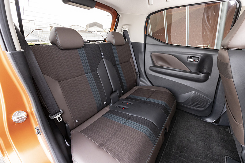 オプションのプレミアムコンビネーションインテリア。シート表皮は合皮とクロスのコンビネーションタイプ