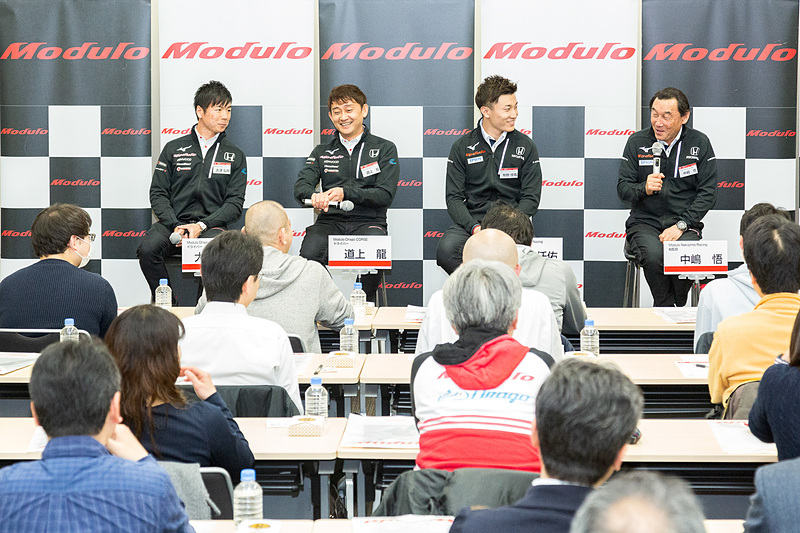 鈴鹿サーキットで開催されたモースポフェスの話題では、道上選手も参加する“新・永遠のライバル対決”についての話題で盛り上がる