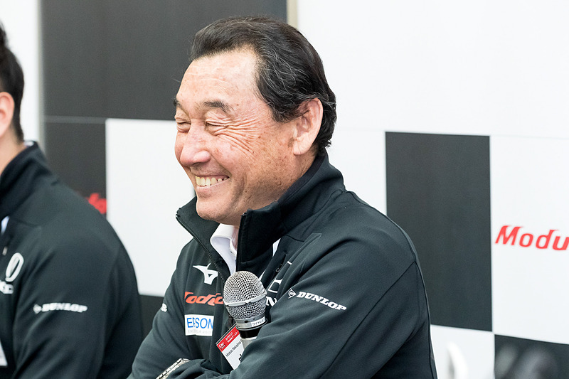 多忙な中嶋総監督は途中で次の仕事へ移動。この際に来場者との記念撮影やサインなどに対応していただいた