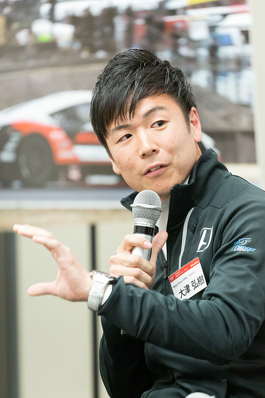 マシンのカラーについての質問で、大津選手が他のドライバーから64号車と34号車の見分けがつきにくいと言われた、ということをきっかけに、この見分けにくさがレースにどう影響するか？という話題になった。