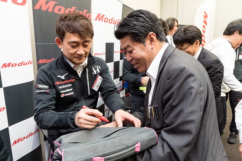 最後はドライバー3人もサインや記念撮影に対応していただいた。そういえばこの日は女性の参加者も多かった