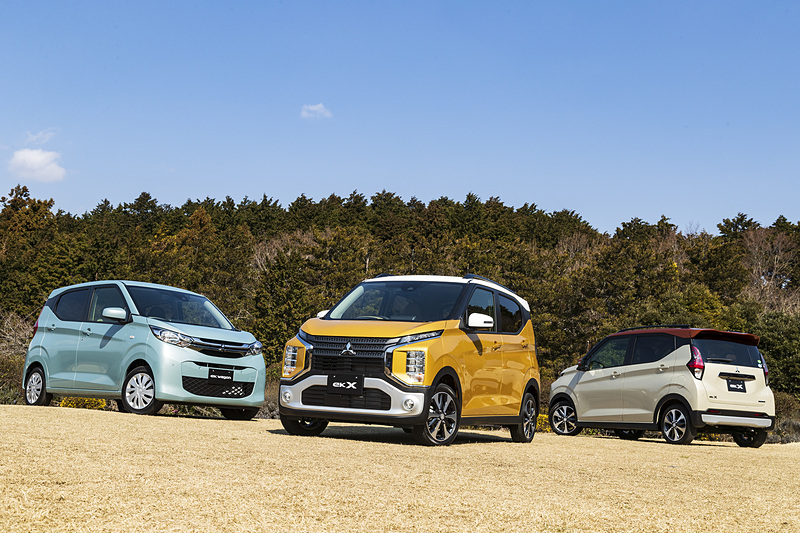新型「eKワゴン」（左）と「eKクロス」（右2台）