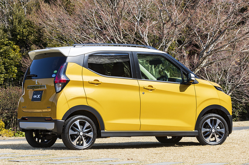 撮影車両はTグレード。ボディカラーはサンドイエローメタリック/ホワイトソリッドの2トーン、15インチアルミホイールが標準でタイヤサイズは165/55 R15