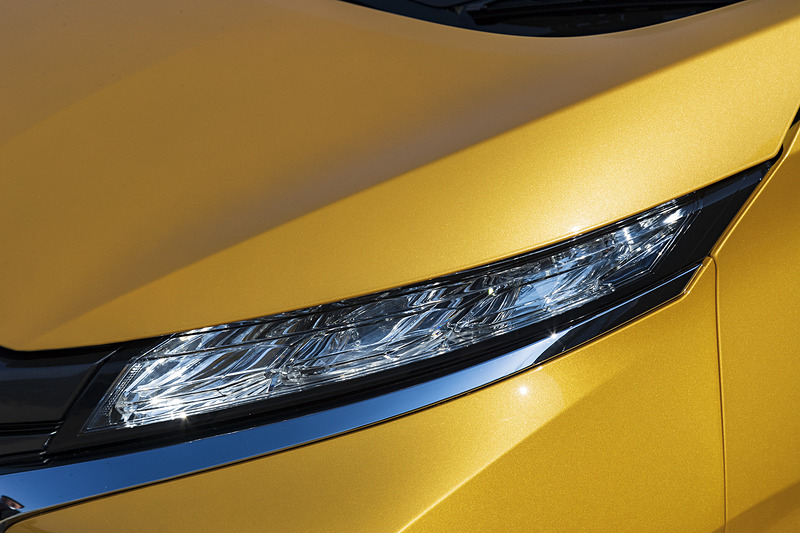 ヘッドライトのように見えるがこちらはLEDのポジションランプ