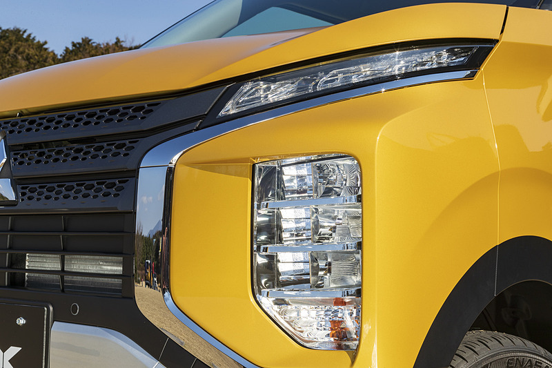 こちらがヘッドライト。全グレード共通で上2つがロービーム、その下がハイビーム、下段がターンランプとなる