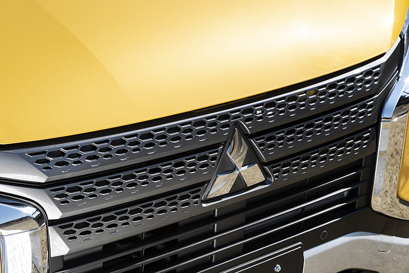 グリルは大小のハニカムが組み合わされている