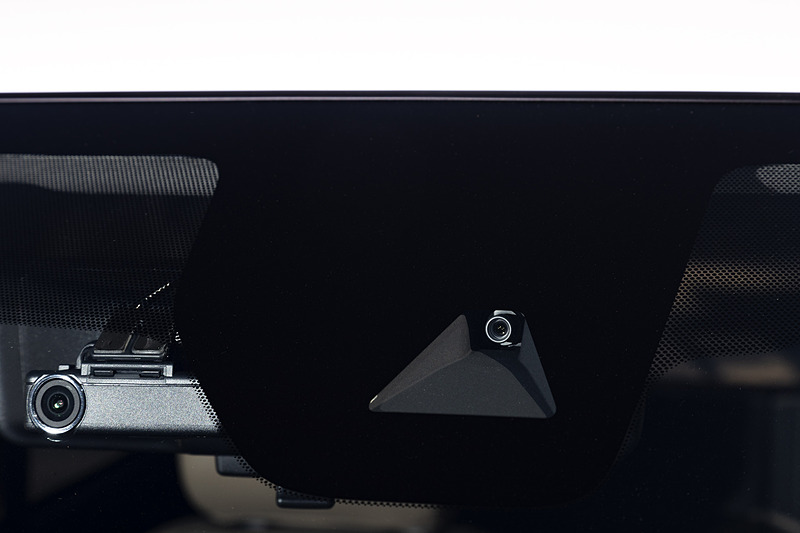 ウィンドウ上部に単眼カメラを装備。左に見えるドライブレコーダーはディーラーオプション
