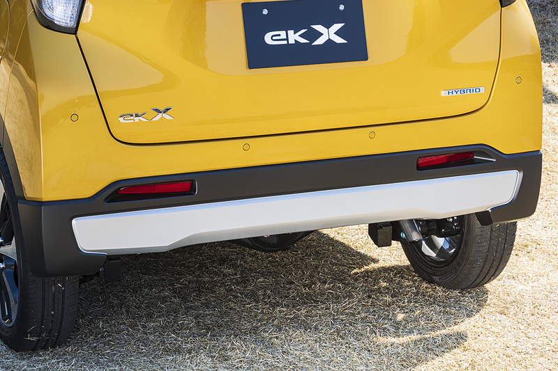 バンパー上に見える4つの小さな円は踏み間違い衝突防止アシストなどで使用するセンサー。フロント側にも4つある