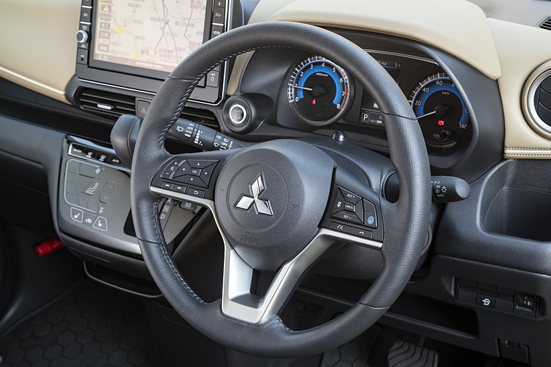 GとTグレードは本革巻ステアリングが標準