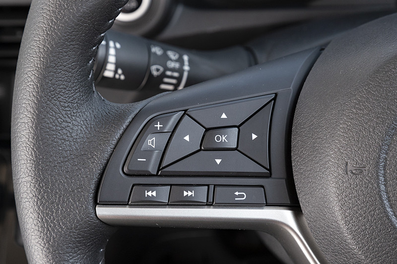 スポークの左側にはマルチインフォメーションディスプレイなどのスイッチが付く