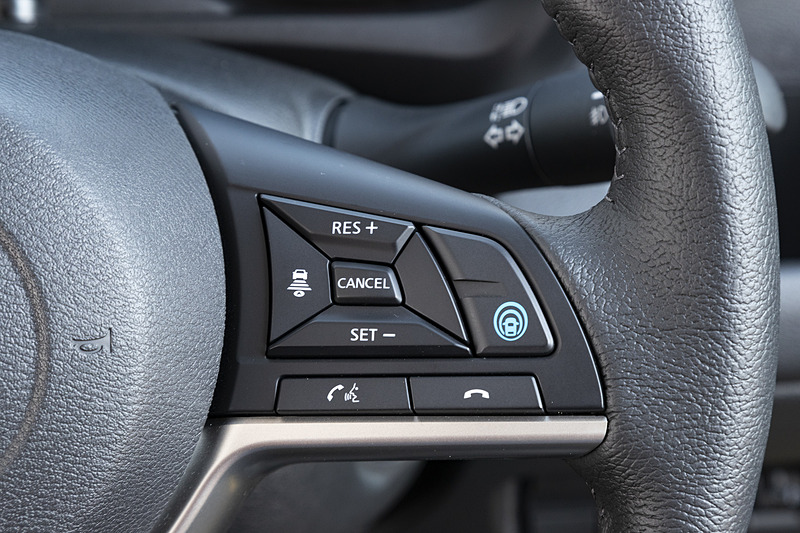 右側はマイパイロットやACCのスイッチ