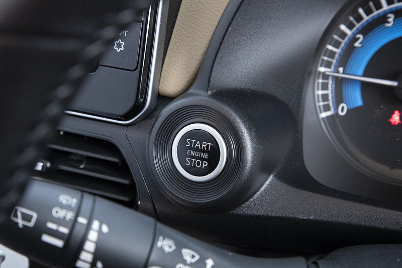 スタートスイッチはメーターパネルの左側に付く
