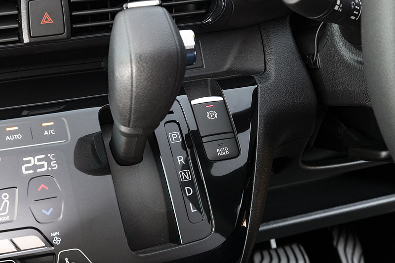 GとTグレードのシフトノブはメッキアクセント付。マイパイロットを含む「先進快適パッケージ」を装着するとパーキングブレーキが電動式になる