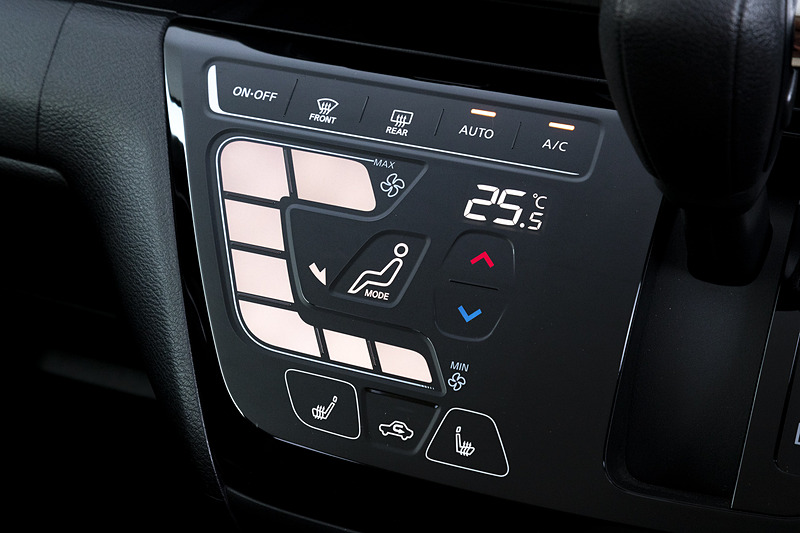 GとTグレードには静電タッチパネルを採用したフルオートエアコンが標準
