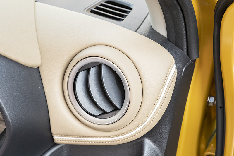 アイボリーのパイピングとステッチの組み合わせで高品質なイメージを演出