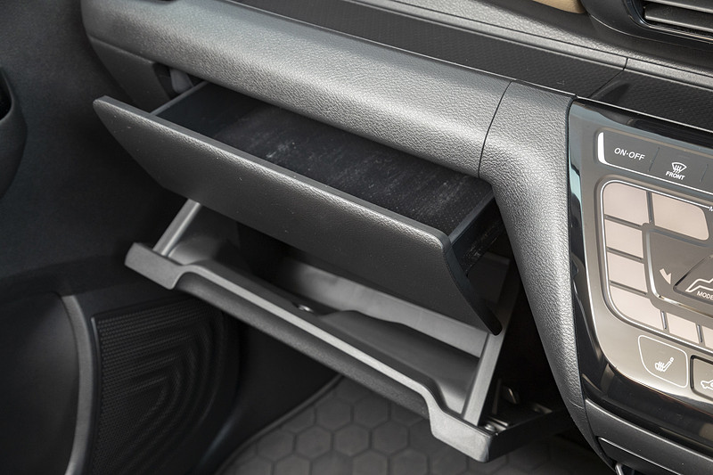 豊富な収納を用意。助手席前方にはボックスティッシュが入る引き出しとグローブボックスを装備