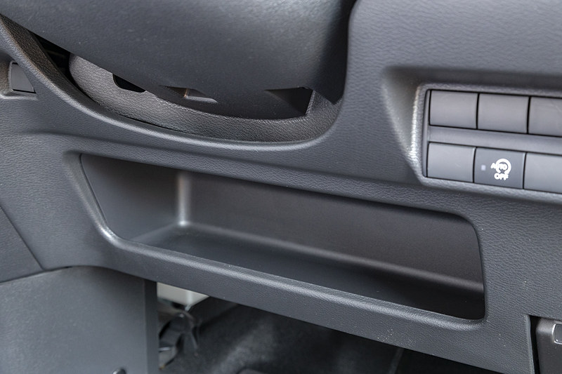 ステアリングコラム下側のアンダートレイ