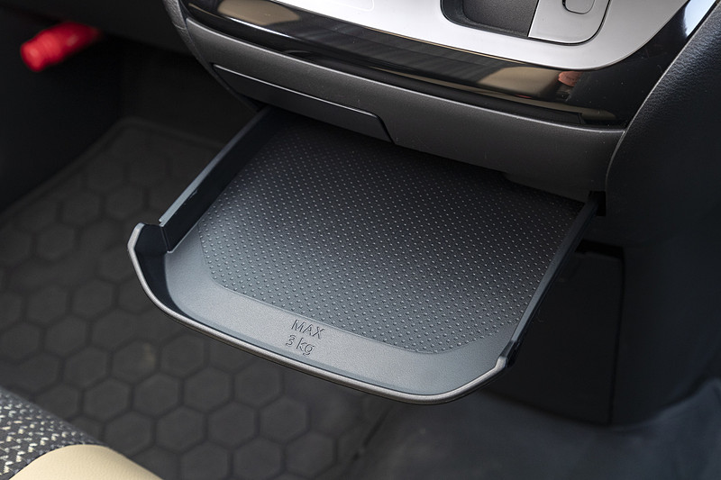 ドリンクホルダーを収納するとトレイとして使用可能