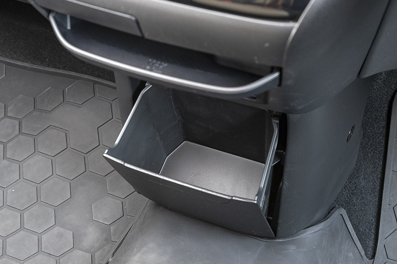 インパネ下にも収納ボックス