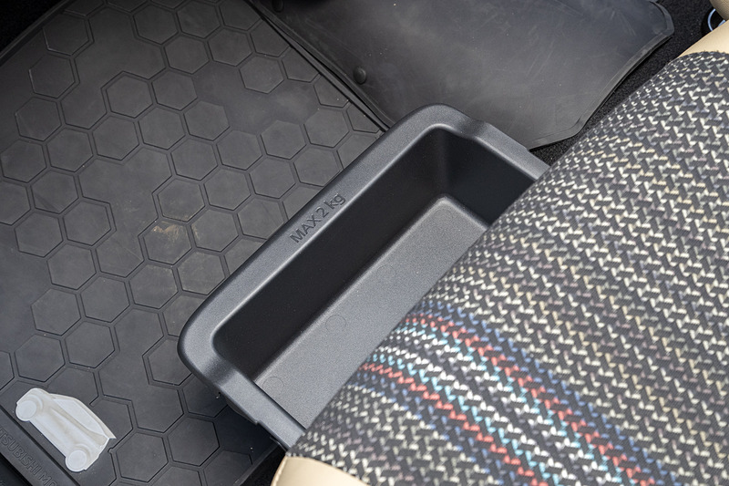 助手席下にも収納スペースがある