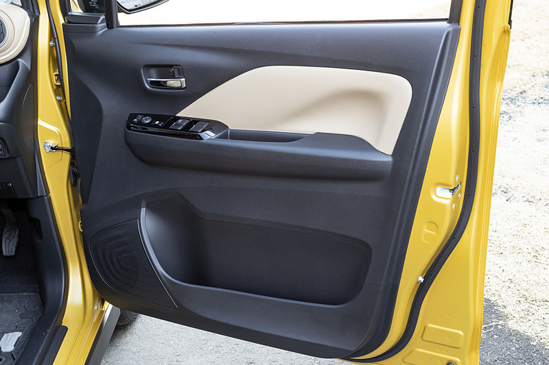 フロントのドアトリム。助手席側には車検証などを収納するためのボックスを装備