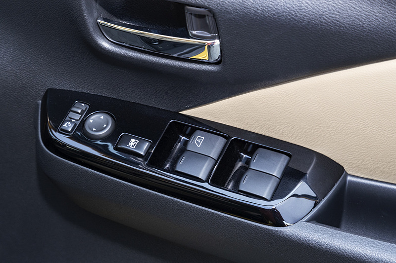 ドアミラーとパワーウィンドウのスイッチ。運転席はオート機能付
