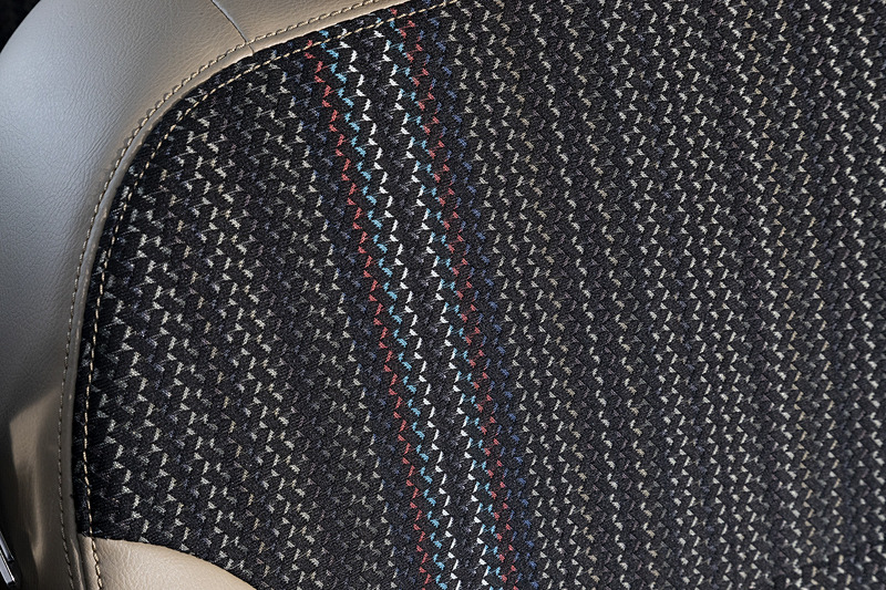 シート表皮は合皮とクロスのコンビネーション。クロス部分にはストライプパターンが入る